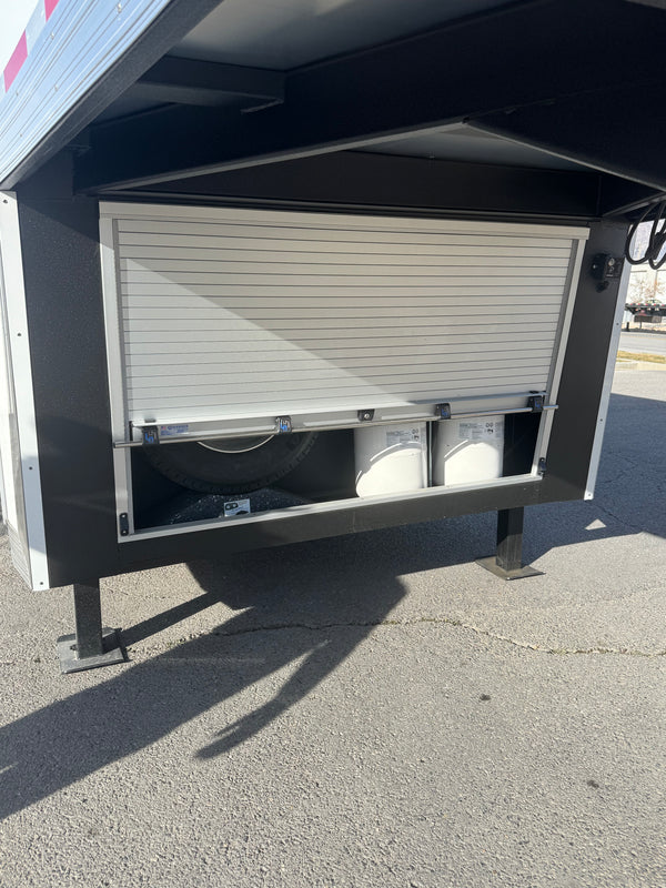 2026 Logan Coach Riot 4 Horse LQ #14002