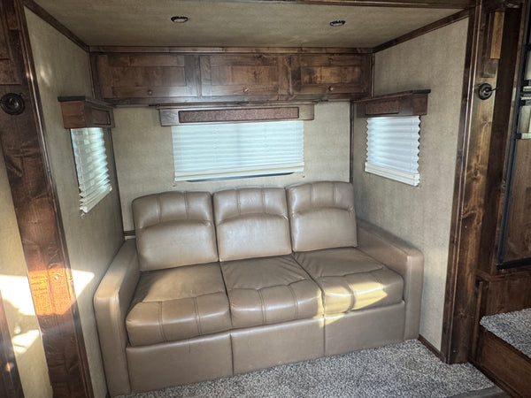 2026 Logan Coach Riot 4 Horse LQ #14002