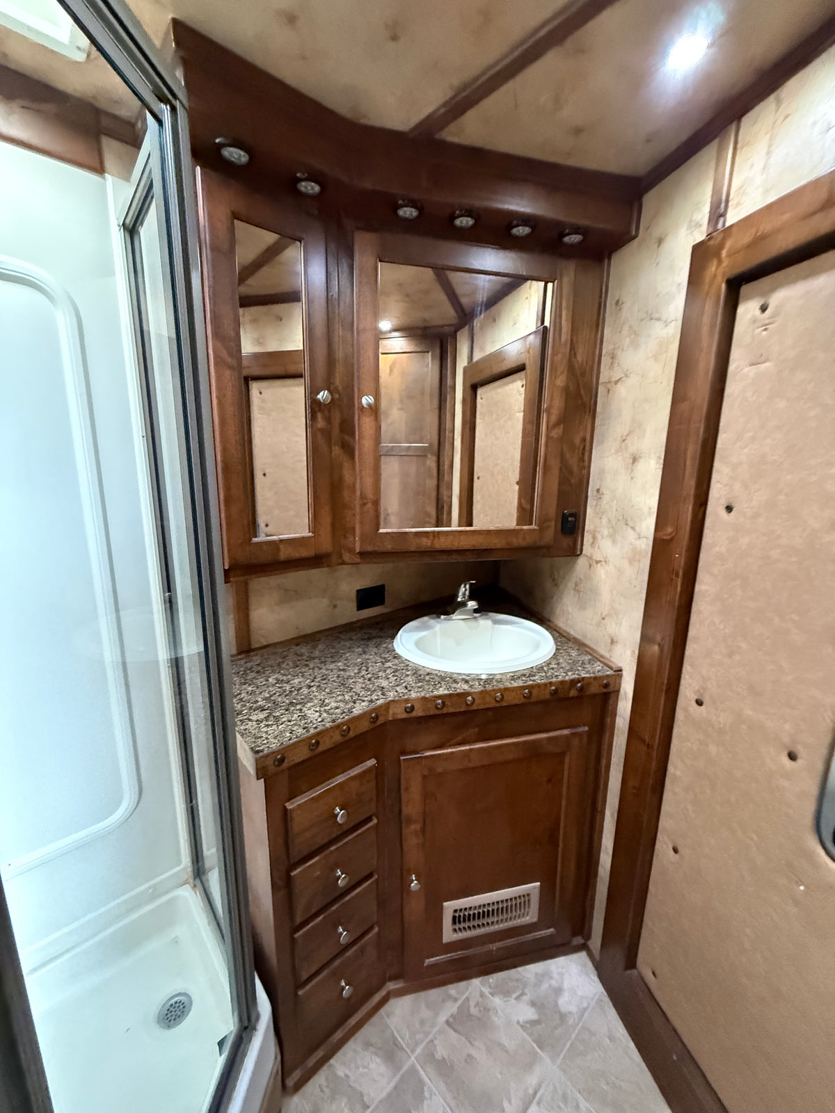 2016 Logan Coach Riot 4 Horse LQ #04074