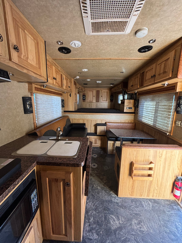 2008 Platinum Coach 5 Horse Living Quarters #4163