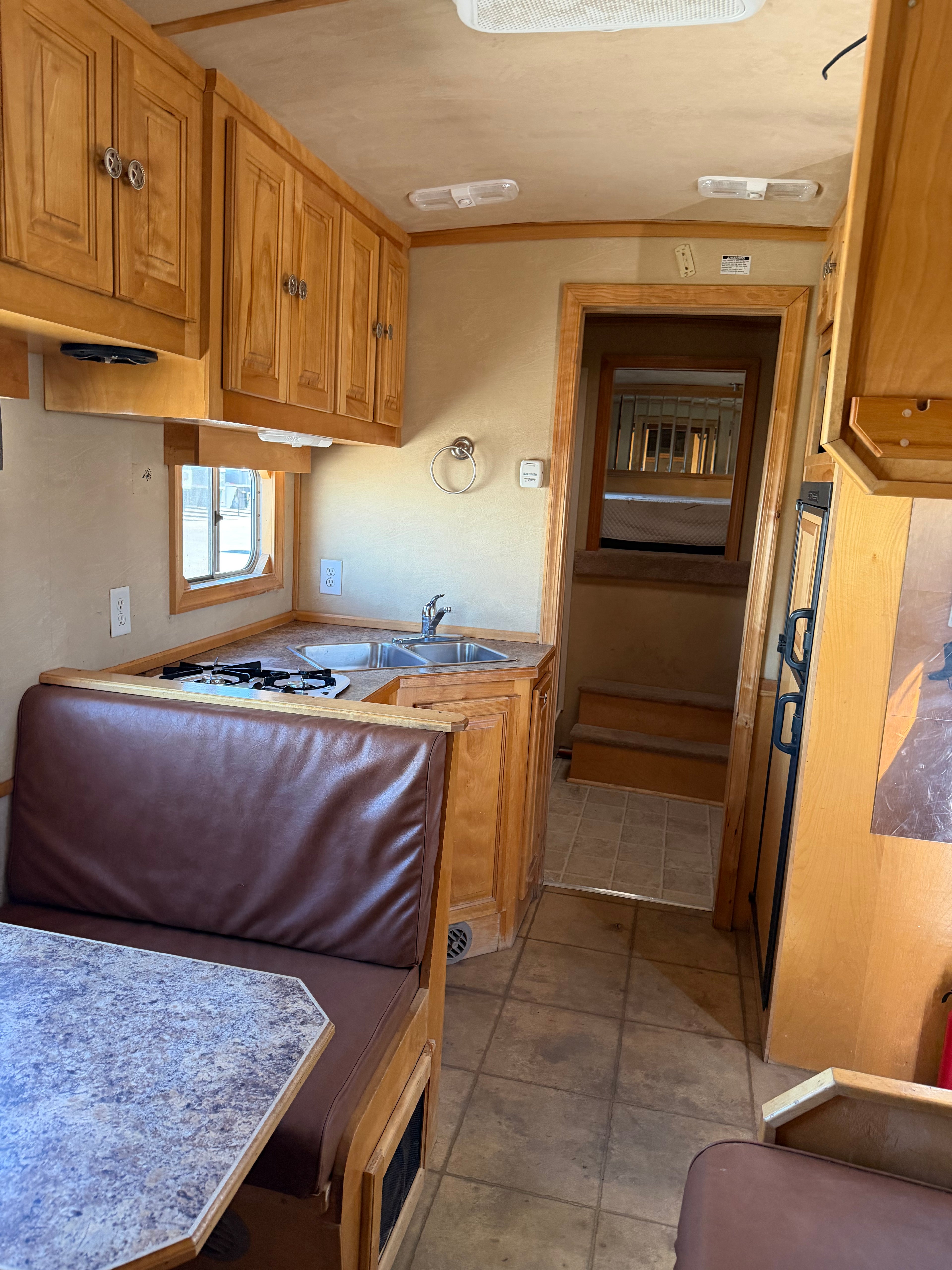 2005 Platinum 4 Horse Living Quarters