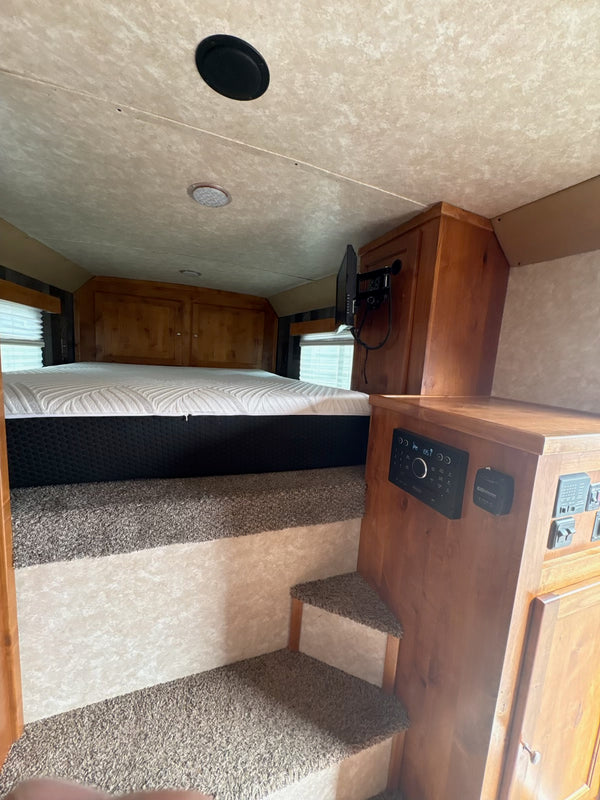 2017 Logan Coach Limited 4 Horse Living Quarters
