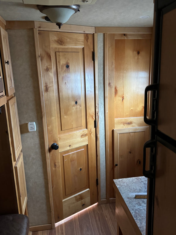 2006 Bloomer 6 Horse Living Quarters