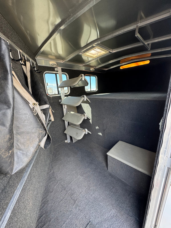 2003 Classic Monarch 4 Horse