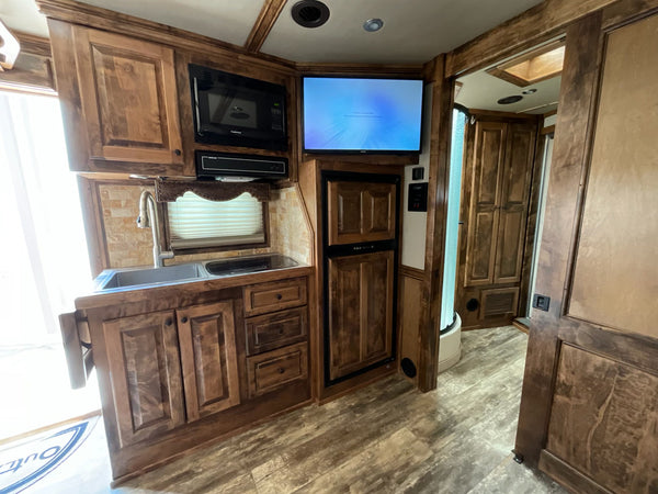 2020 Cimarron 4 Horse Living Quarters