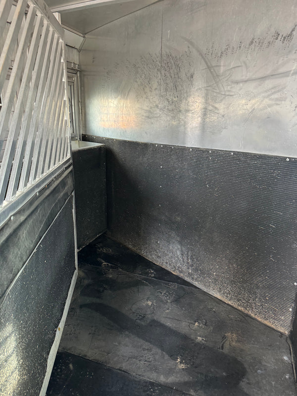 2006 Bloomer 6 Horse Living Quarters