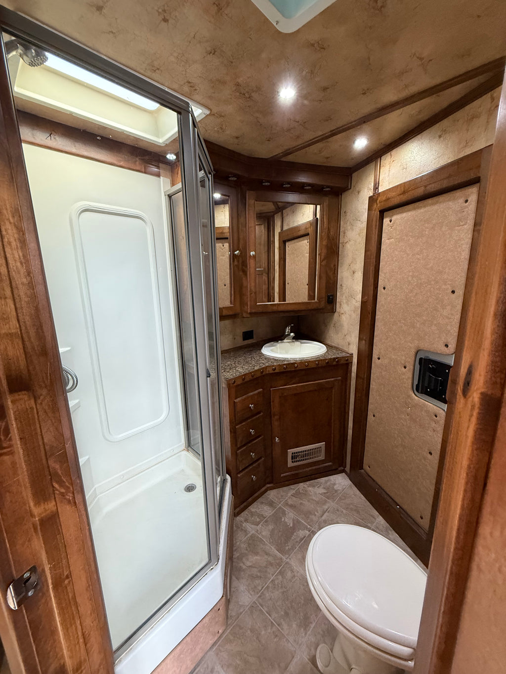 2016 Logan Coach Riot 4 Horse LQ #04074