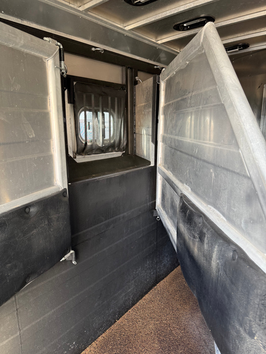 2016 Logan Coach Riot 4 Horse LQ #04074