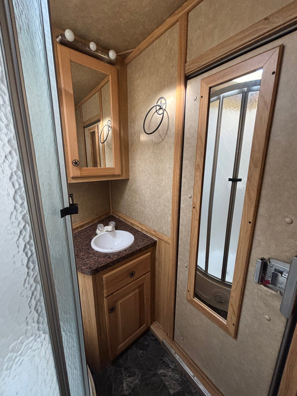 2008 Platinum Coach 5 Horse Living Quarters #4163