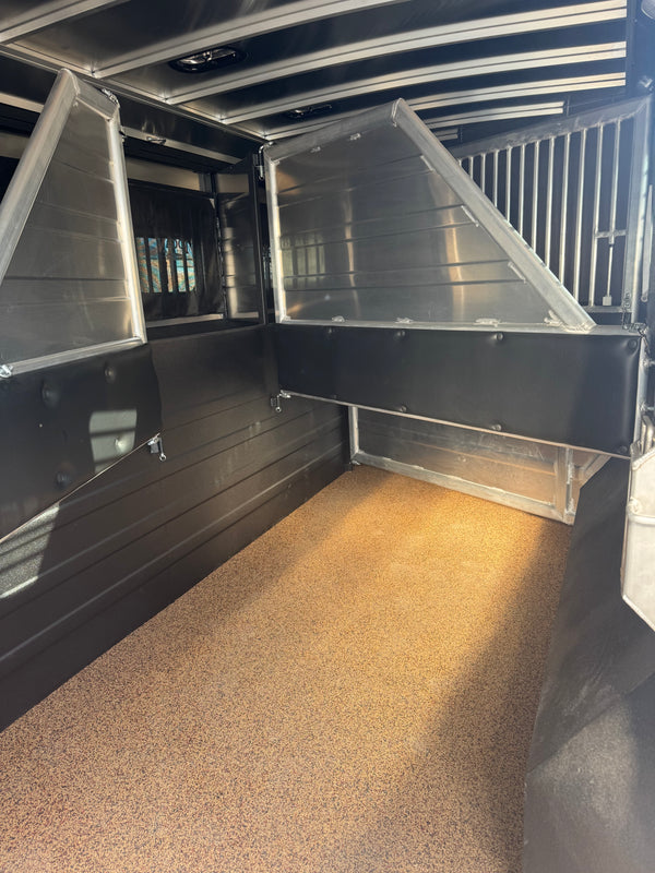 2026 Logan Coach Riot 4 Horse LQ #14002