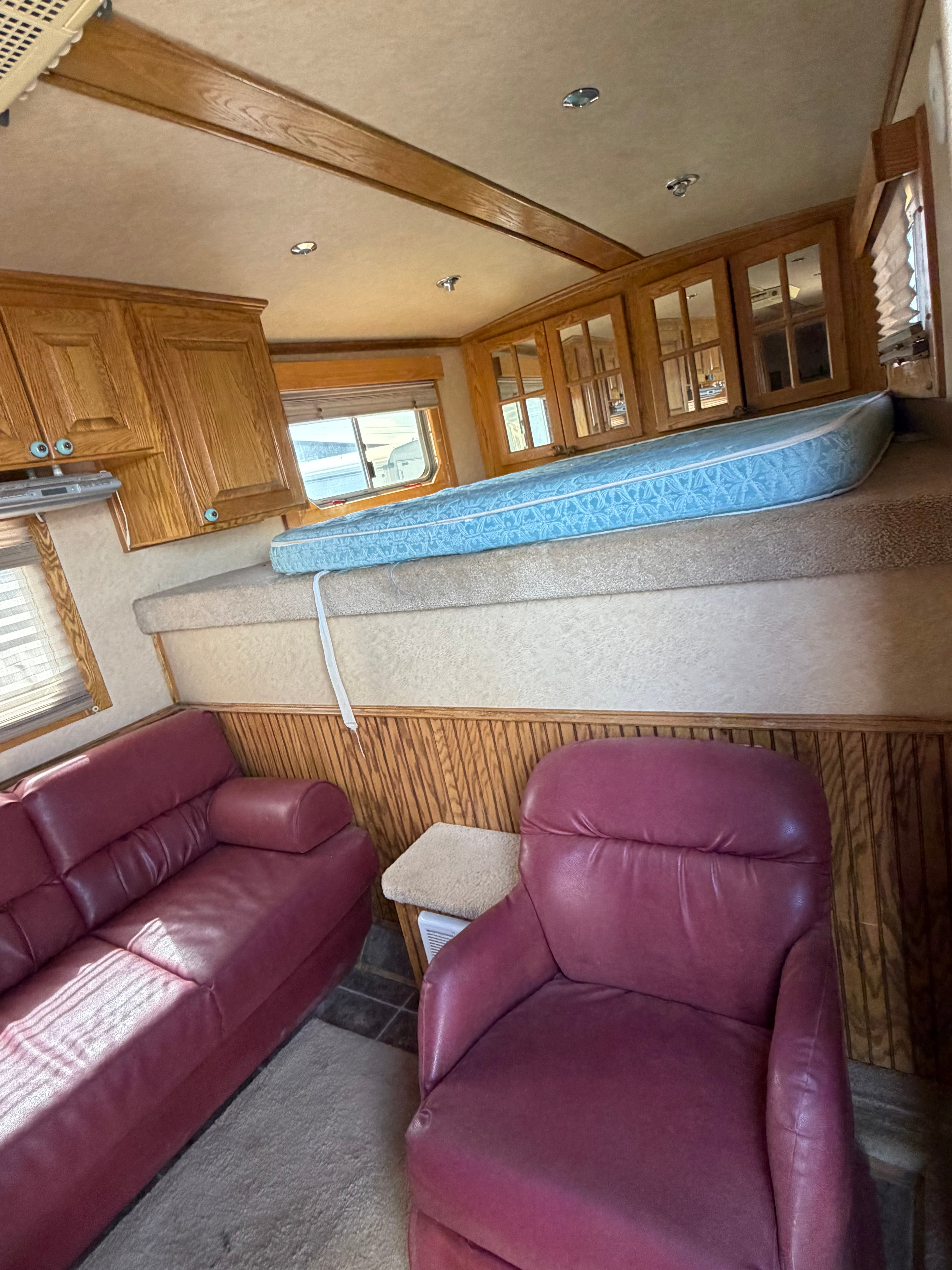2004 Platinum 3 Horse Living Quarters