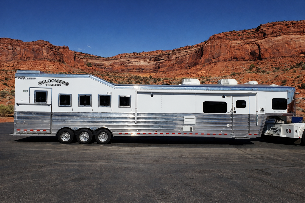 2015 Bloomer 5 Horse Living Quarters