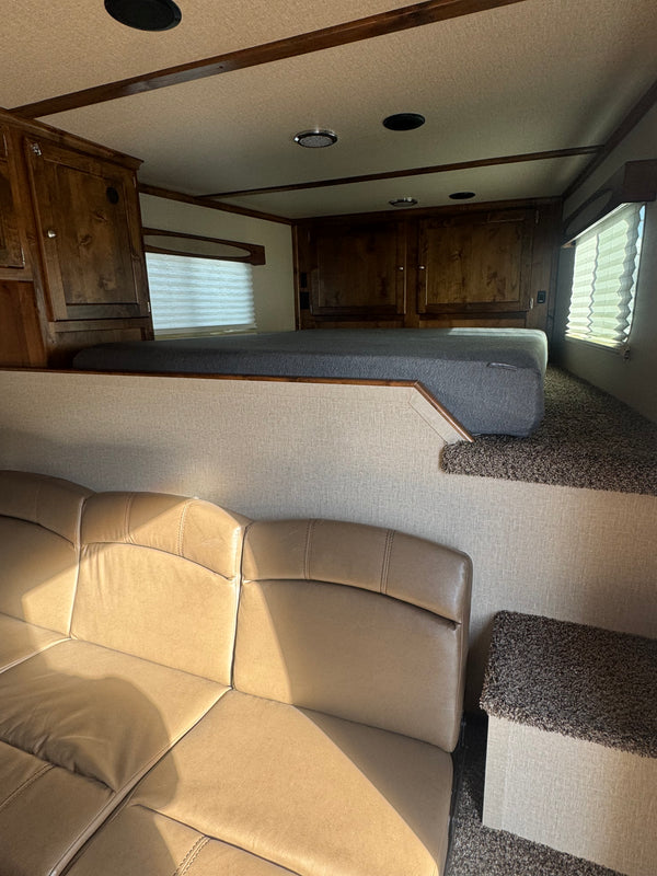 2025 Logan Coach Bullseye 4 Horse LQ #13240