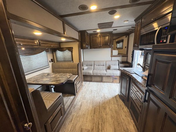 2023 Platinum Coach 4 Horse LQ