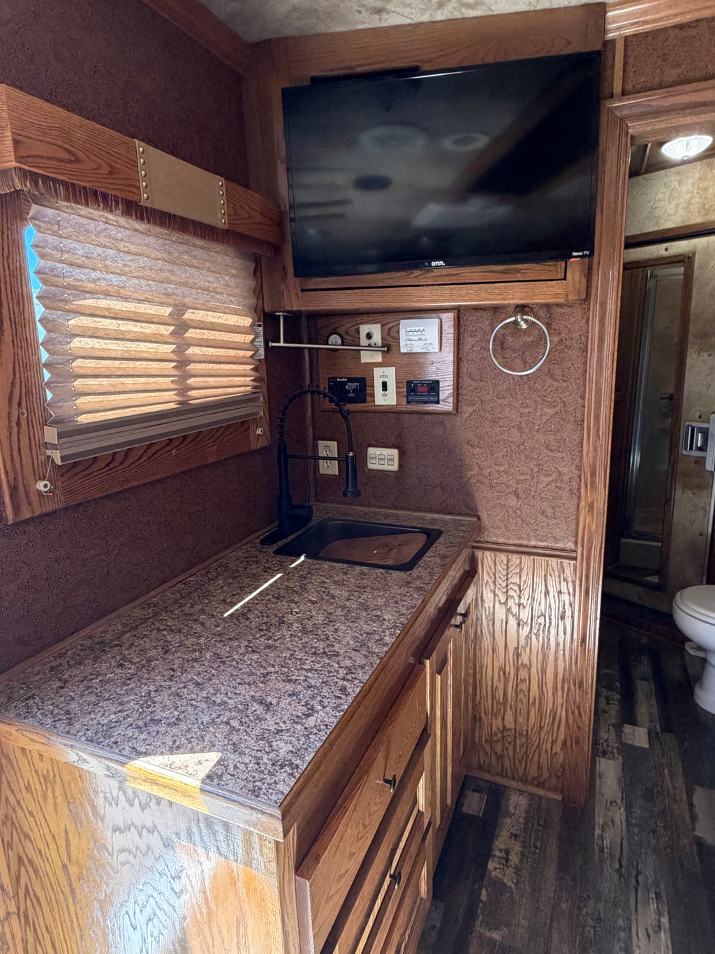2008 Platinum 4 Horse Living Quarters
