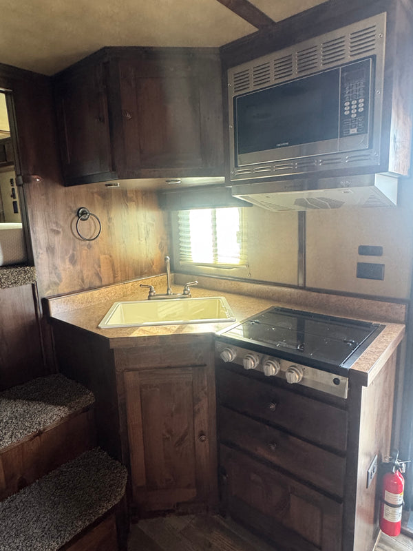 2026 Logan Coach Riot 4 Horse LQ #14002