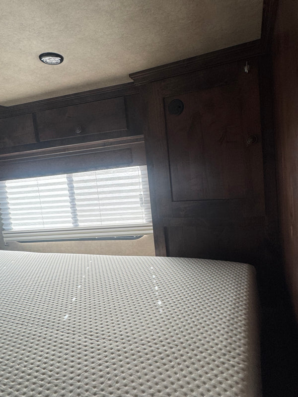 2026 Logan Coach Riot 4 Horse LQ #14002