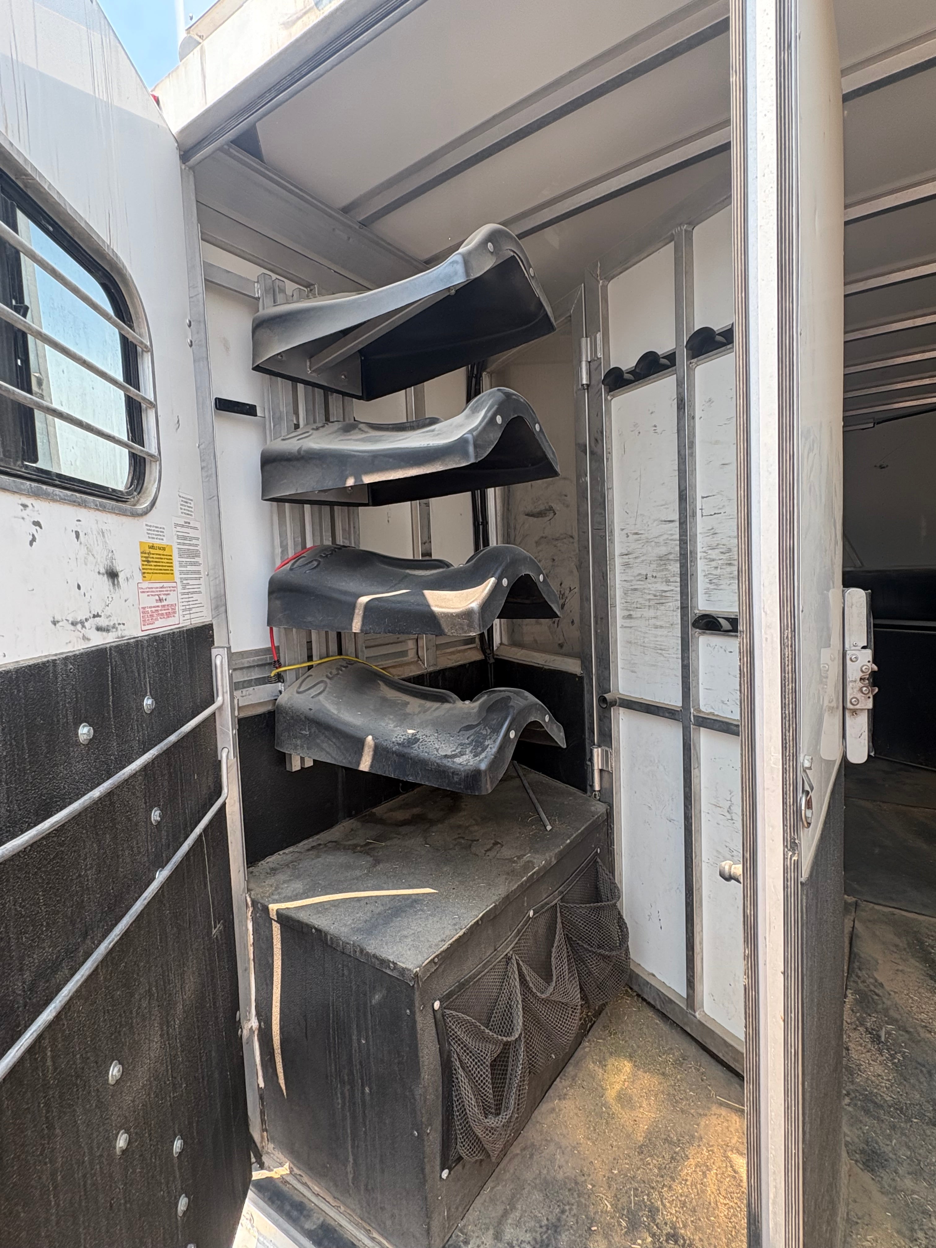 2002 Sundowner 4 Horse LQ