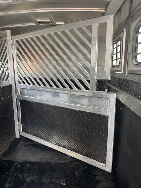 2006 Bloomer 6 Horse Living Quarters