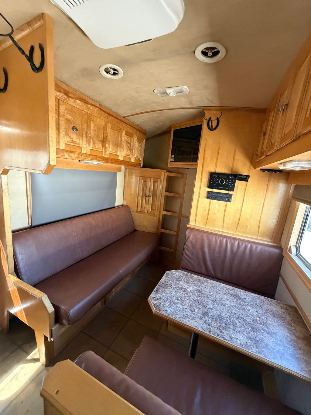 2005 Platinum 4 Horse Living Quarters