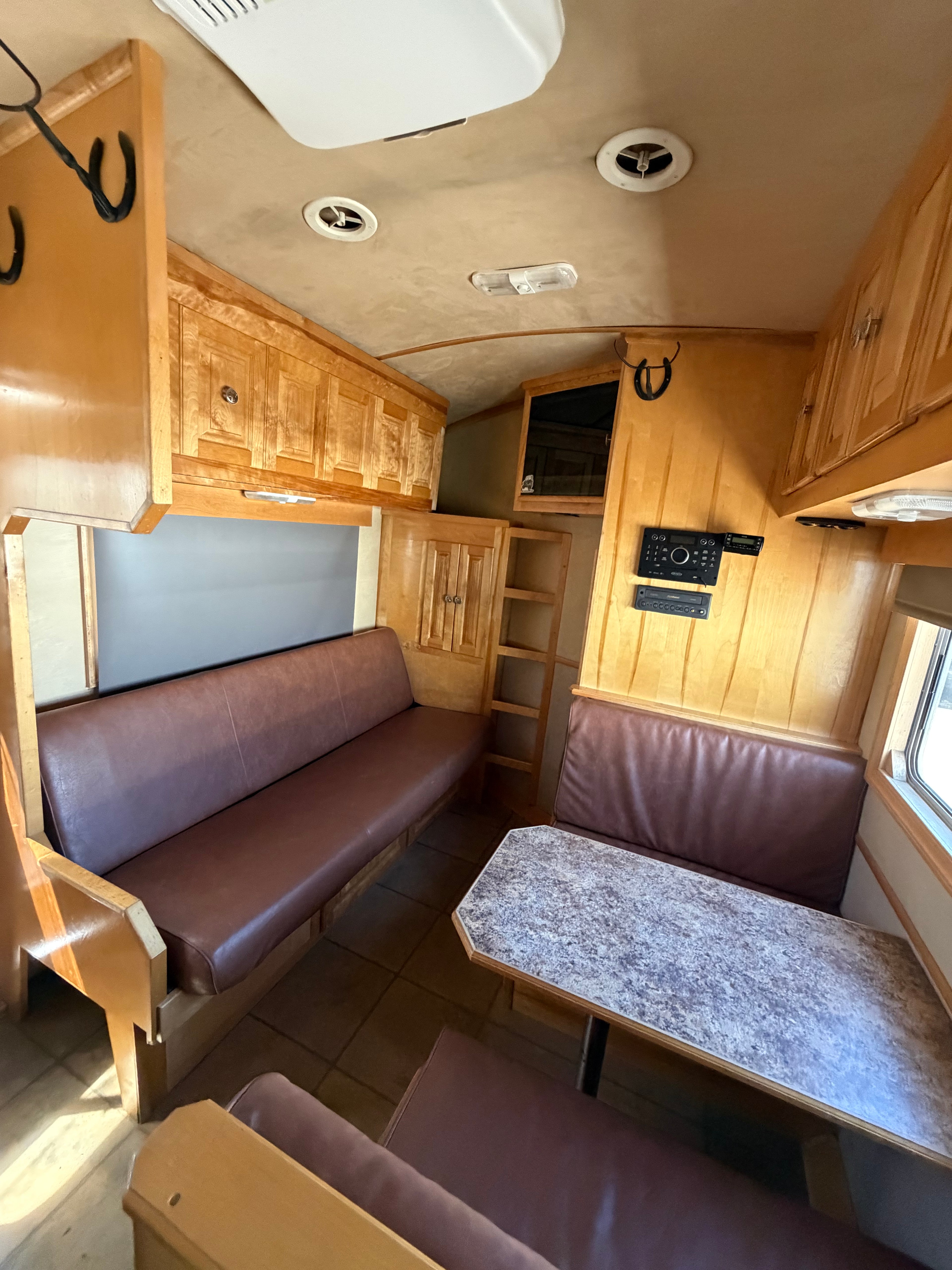 2005 Platinum 4 Horse Living Quarters