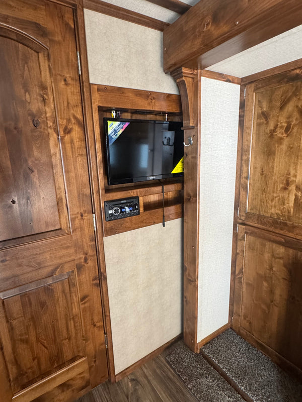 2025 Logan Coach Bullseye 4 Horse LQ #13240