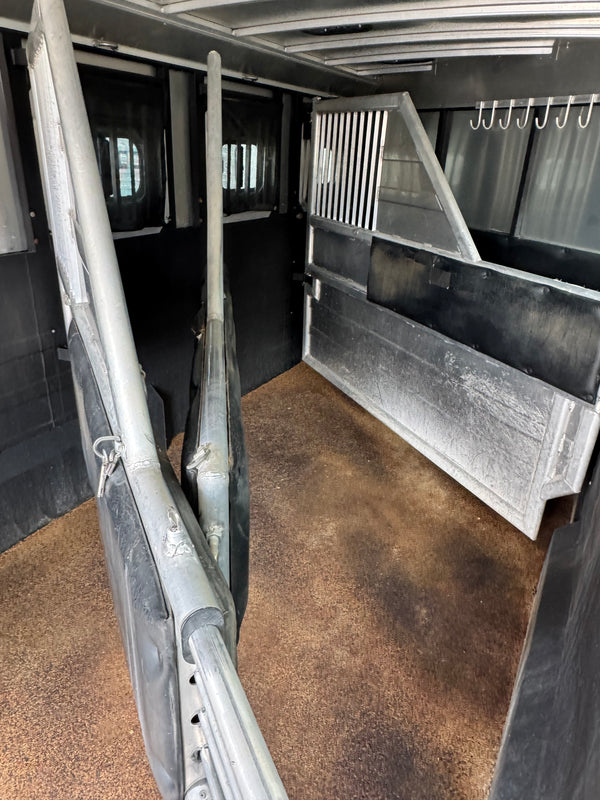 2017 Logan Coach Riot 4 Horse