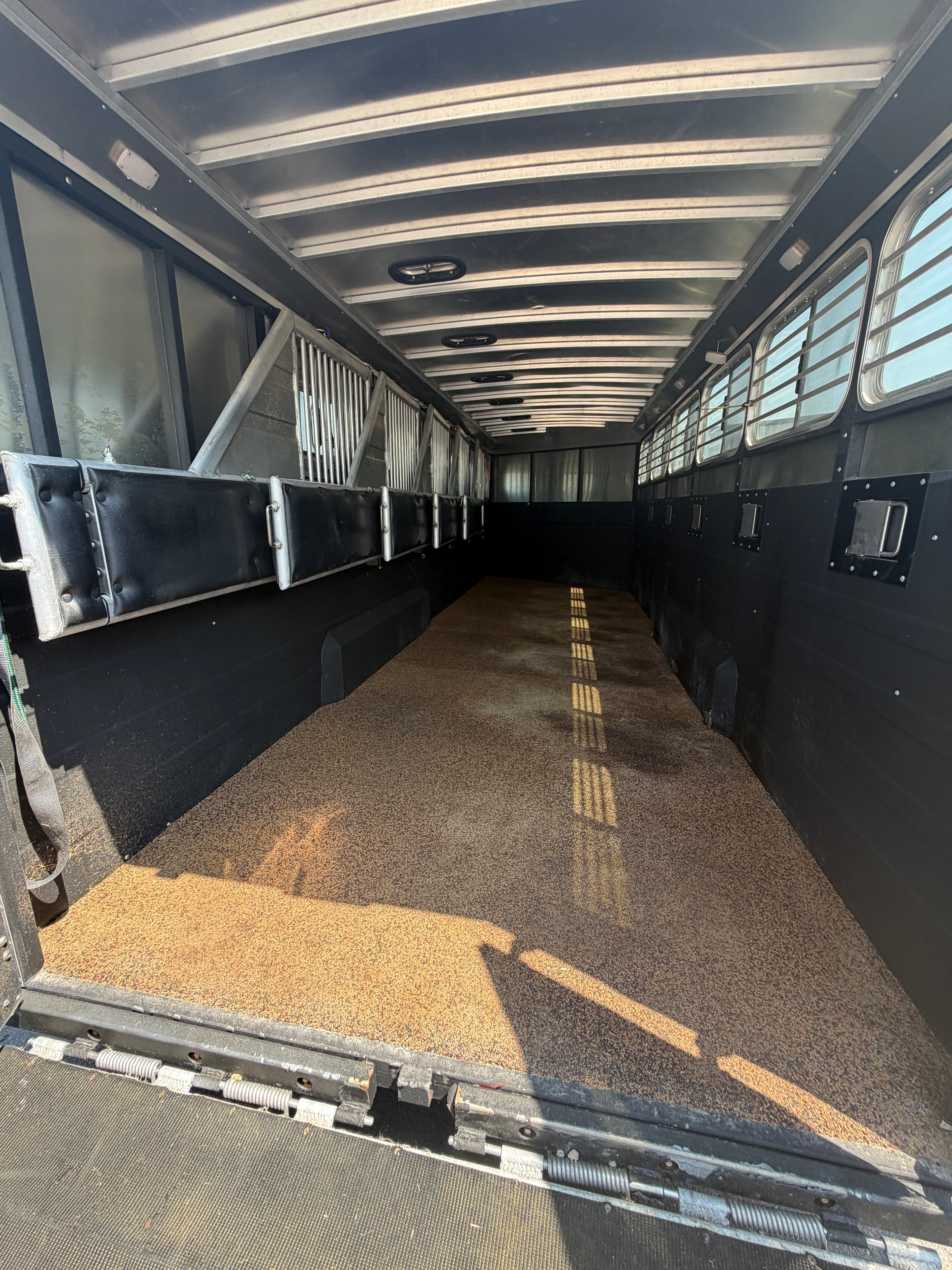 2020 Logan Coach 6 Horse #9033