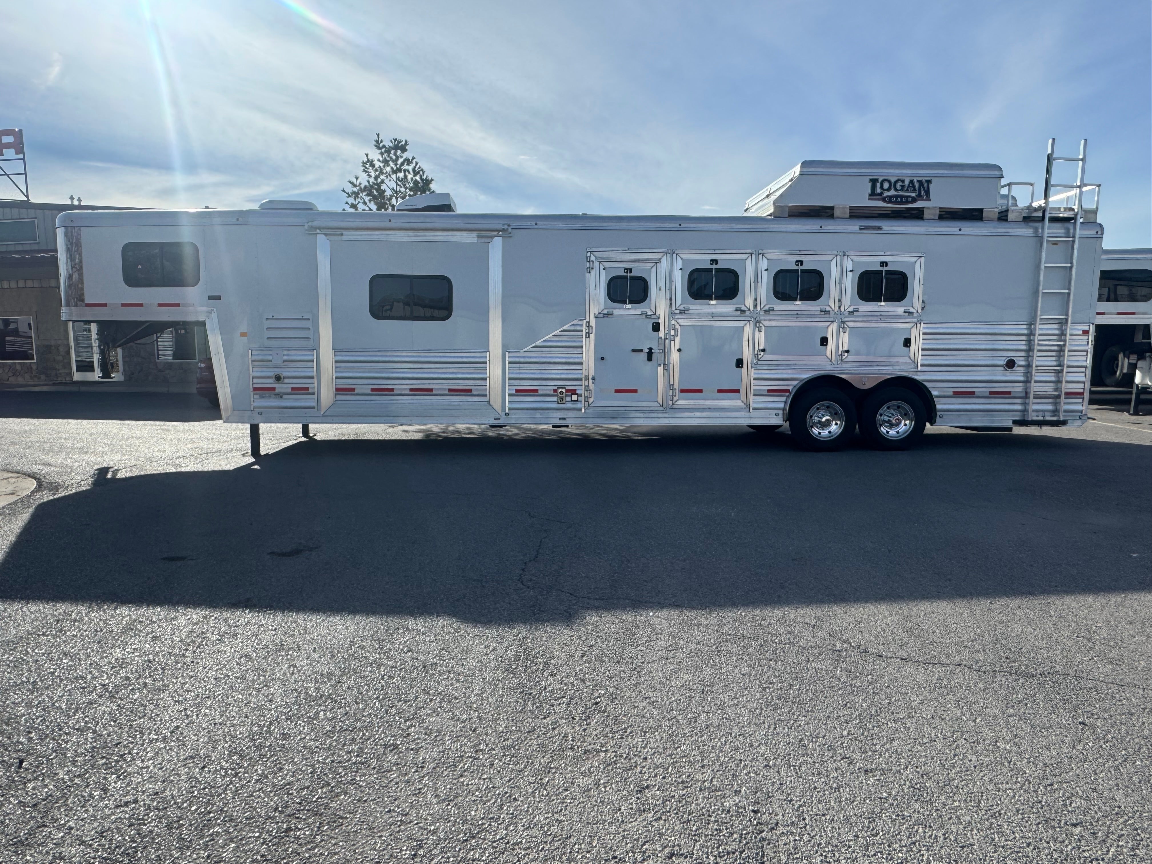 2026 Logan Coach Riot 4 Horse LQ #14002 – Frontier Trailers