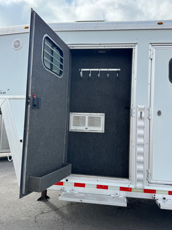 2006 Bloomer 6 Horse Living Quarters