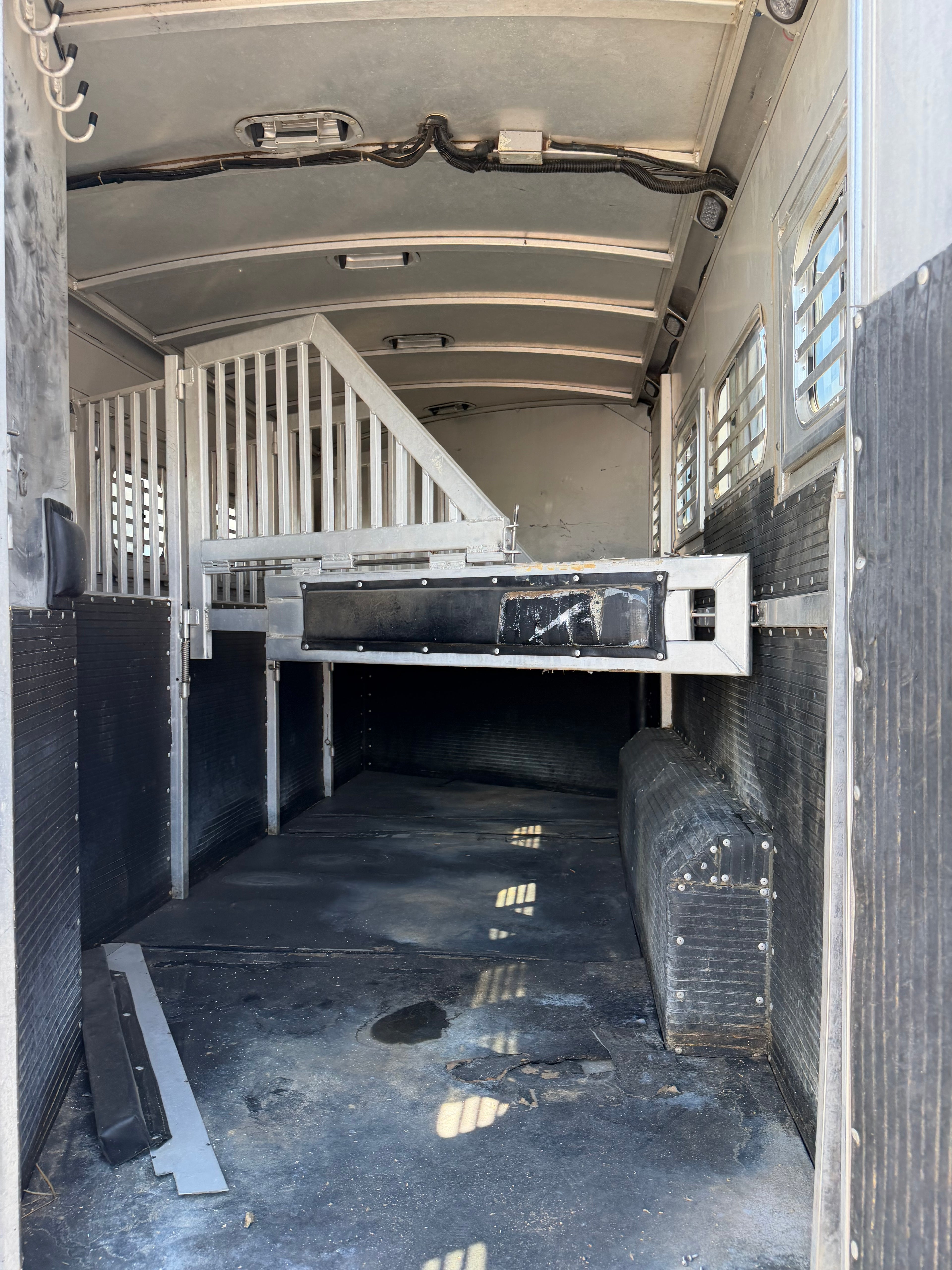 2005 Platinum 4 Horse Living Quarters