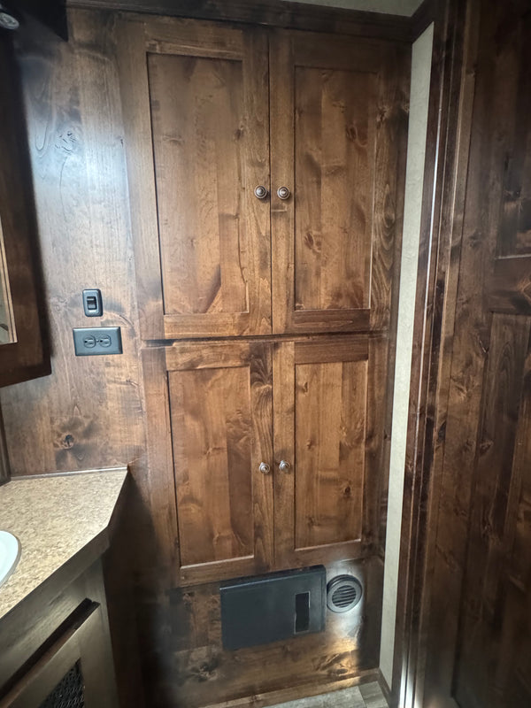 2026 Logan Coach Riot 4 Horse LQ #14002