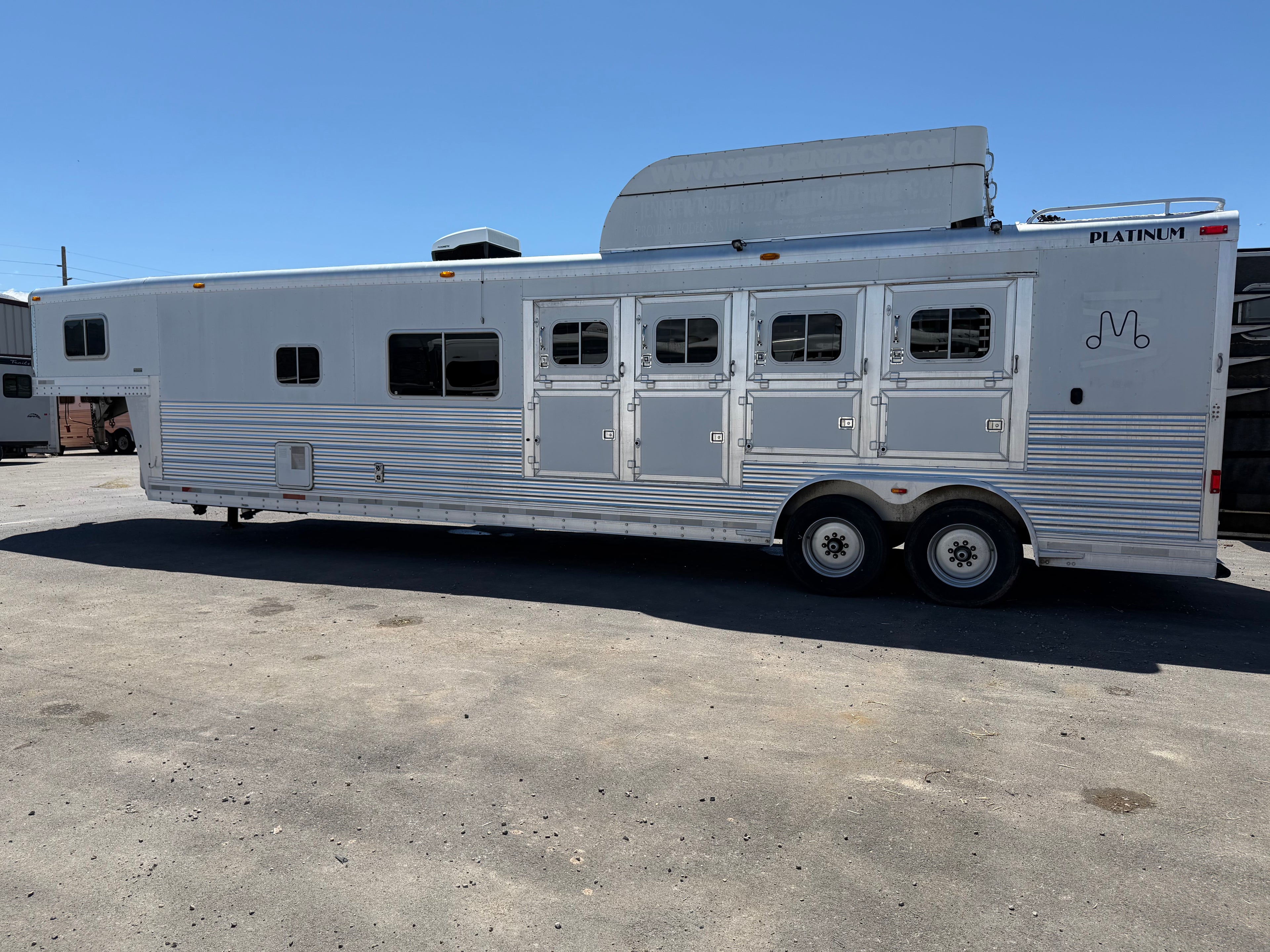 2005 Platinum 4 Horse Living Quarters