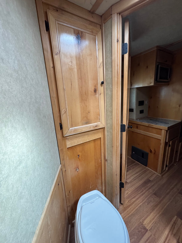 2006 Bloomer 6 Horse Living Quarters