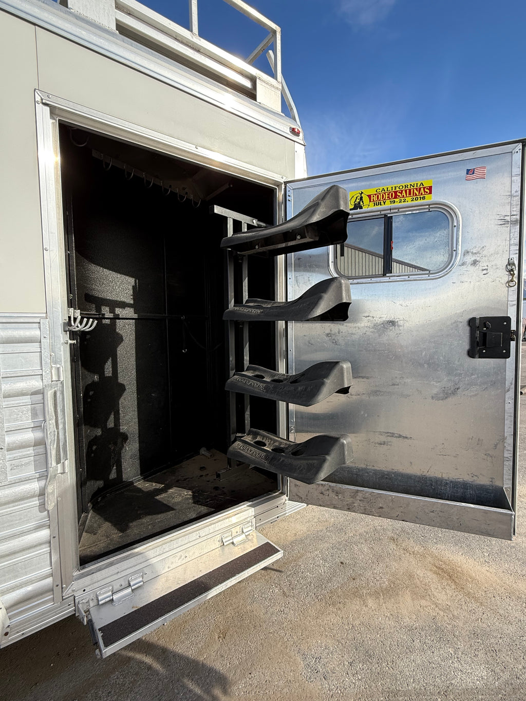 2016 Logan Coach Riot 4 Horse LQ #04074