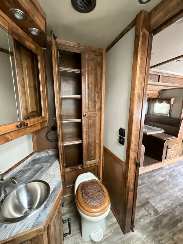 2020 Cimarron 4 Horse Living Quarters