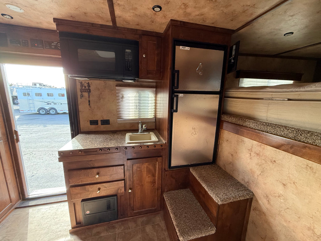 2016 Logan Coach Riot 4 Horse LQ #04074