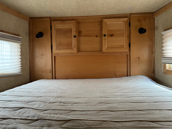 2006 Bloomer 6 Horse Living Quarters