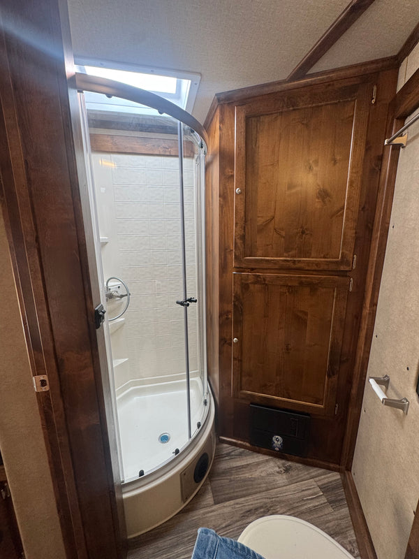 2025 Logan Coach Bullseye 4 Horse LQ #13240