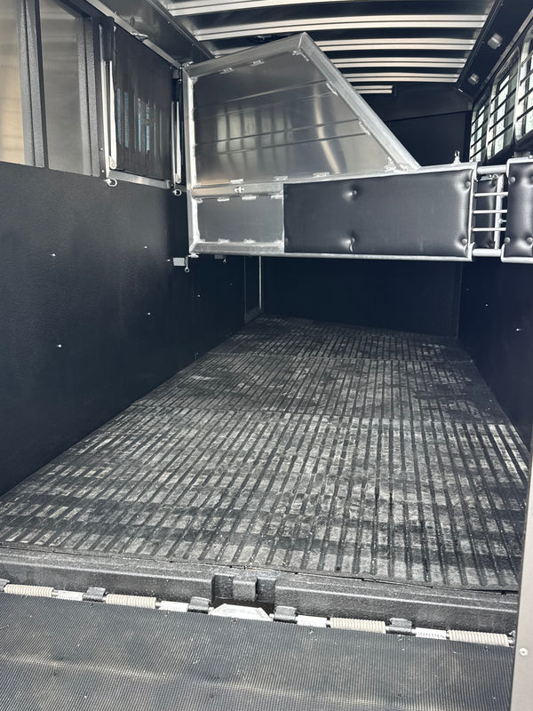 2026 Logan Coach Bullseye XL 4 Horse DMD #14235