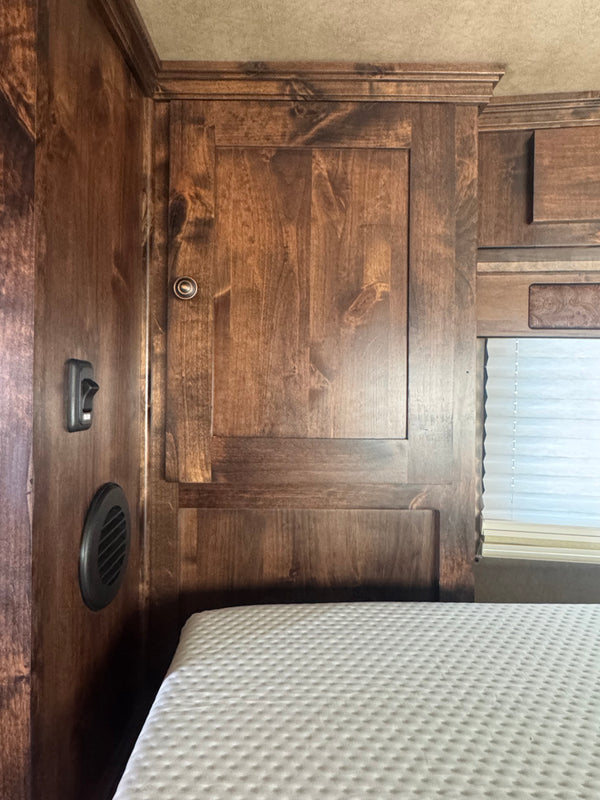 2026 Logan Coach Riot 4 Horse LQ #14002