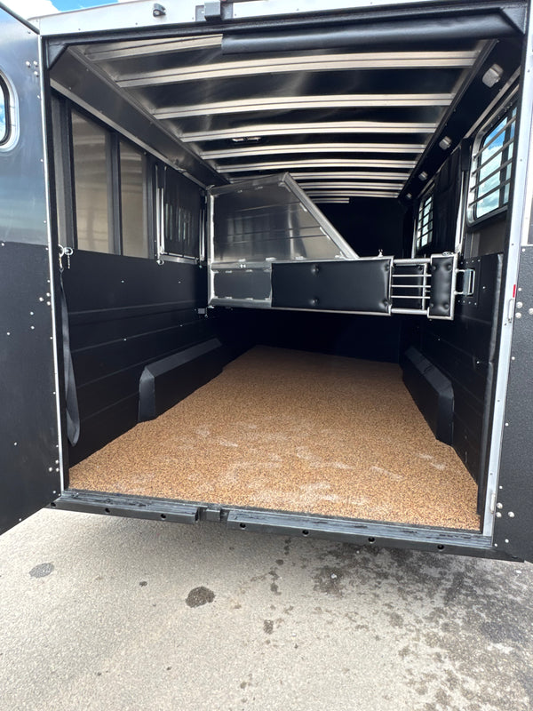 2026 Logan Coach Riot 4 Horse T/T #14157