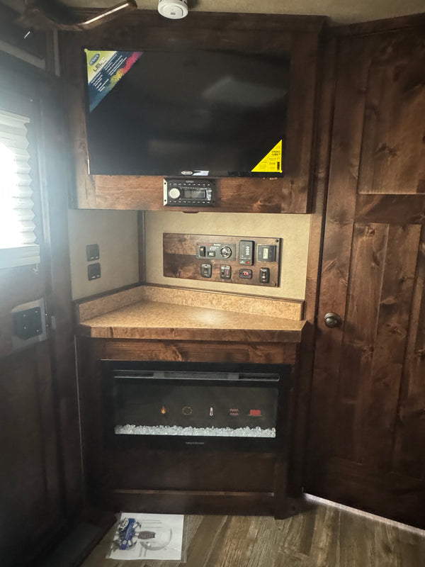 2026 Logan Coach Riot 4 Horse LQ #14002