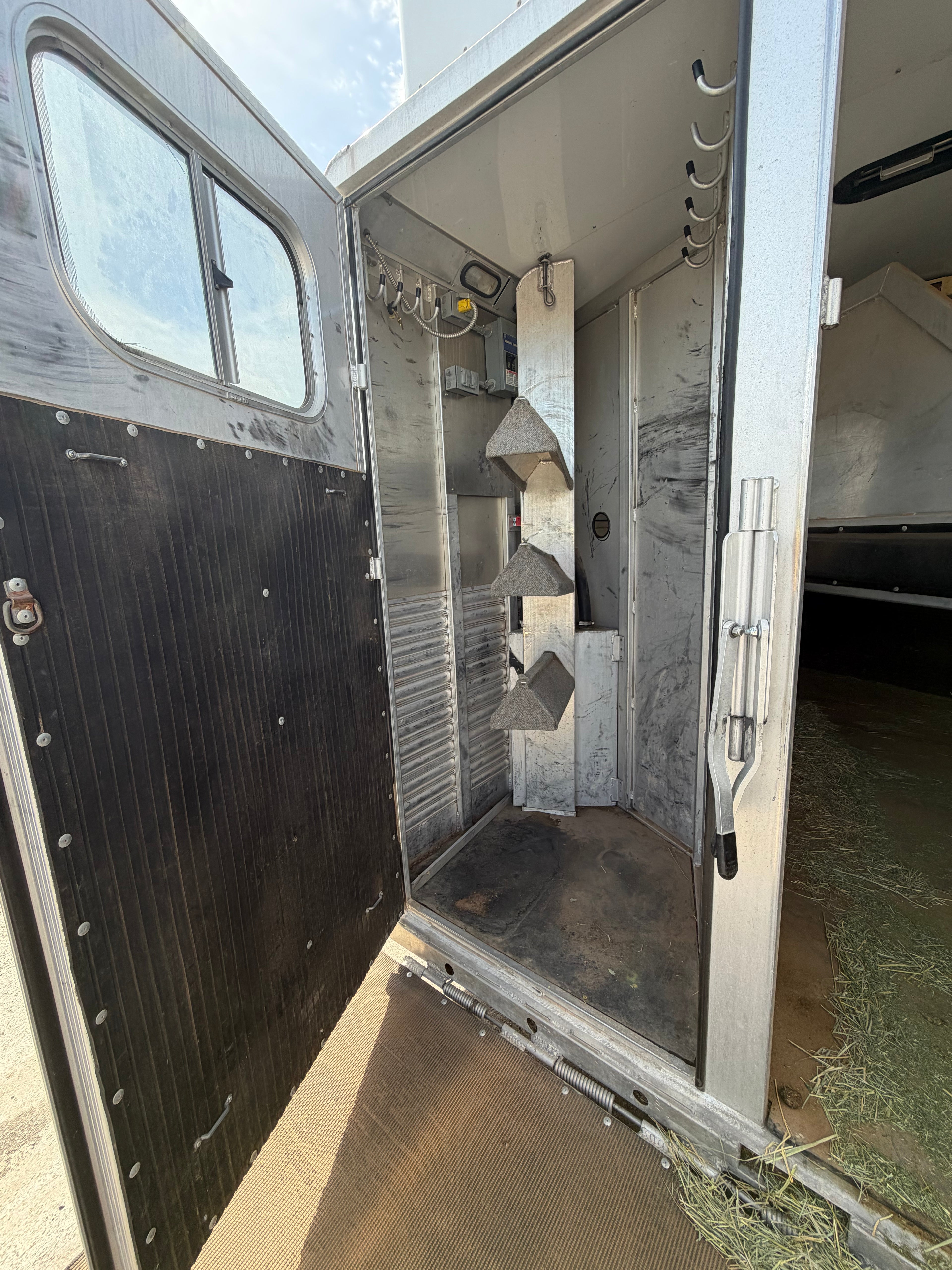 2004 Platinum 3 Horse Living Quarters