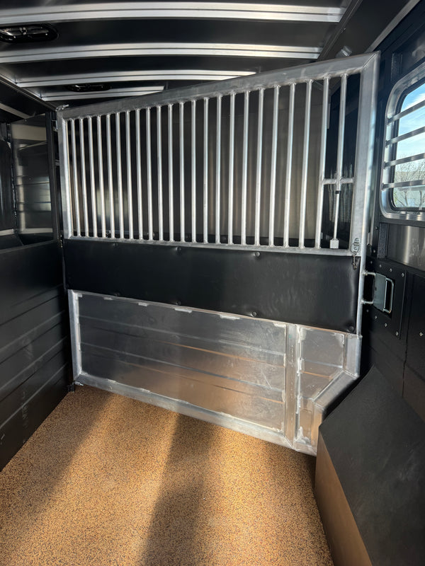 2026 Logan Coach Riot 4 Horse LQ #14002