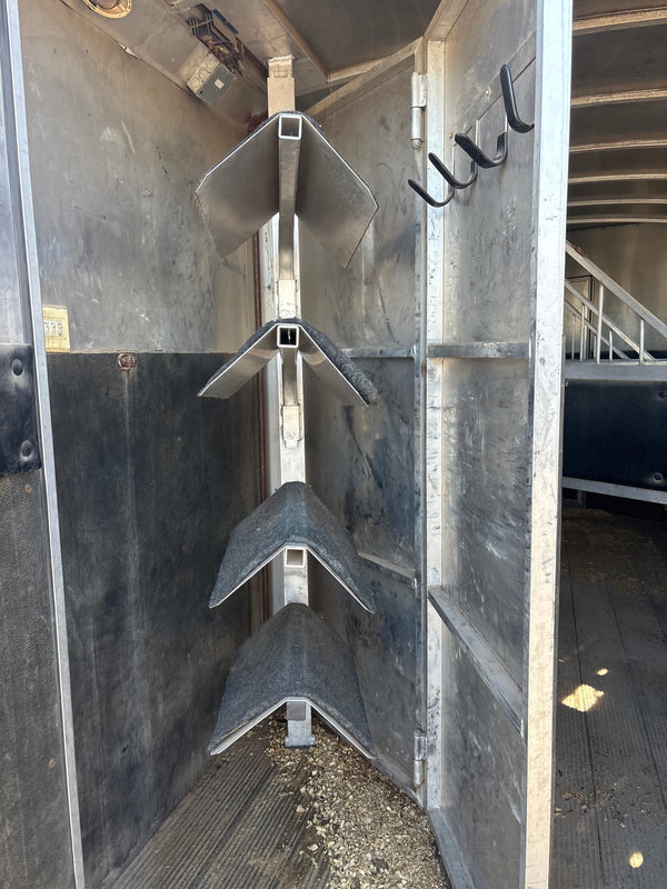 2006 Classic Monarch 4 Horse Overnighter