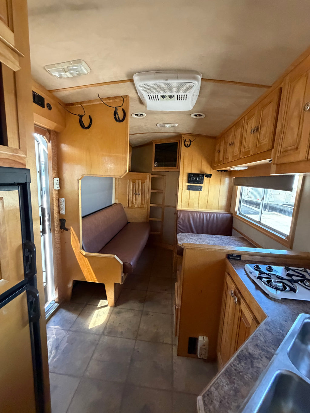 2005 Platinum 4 Horse Living Quarters