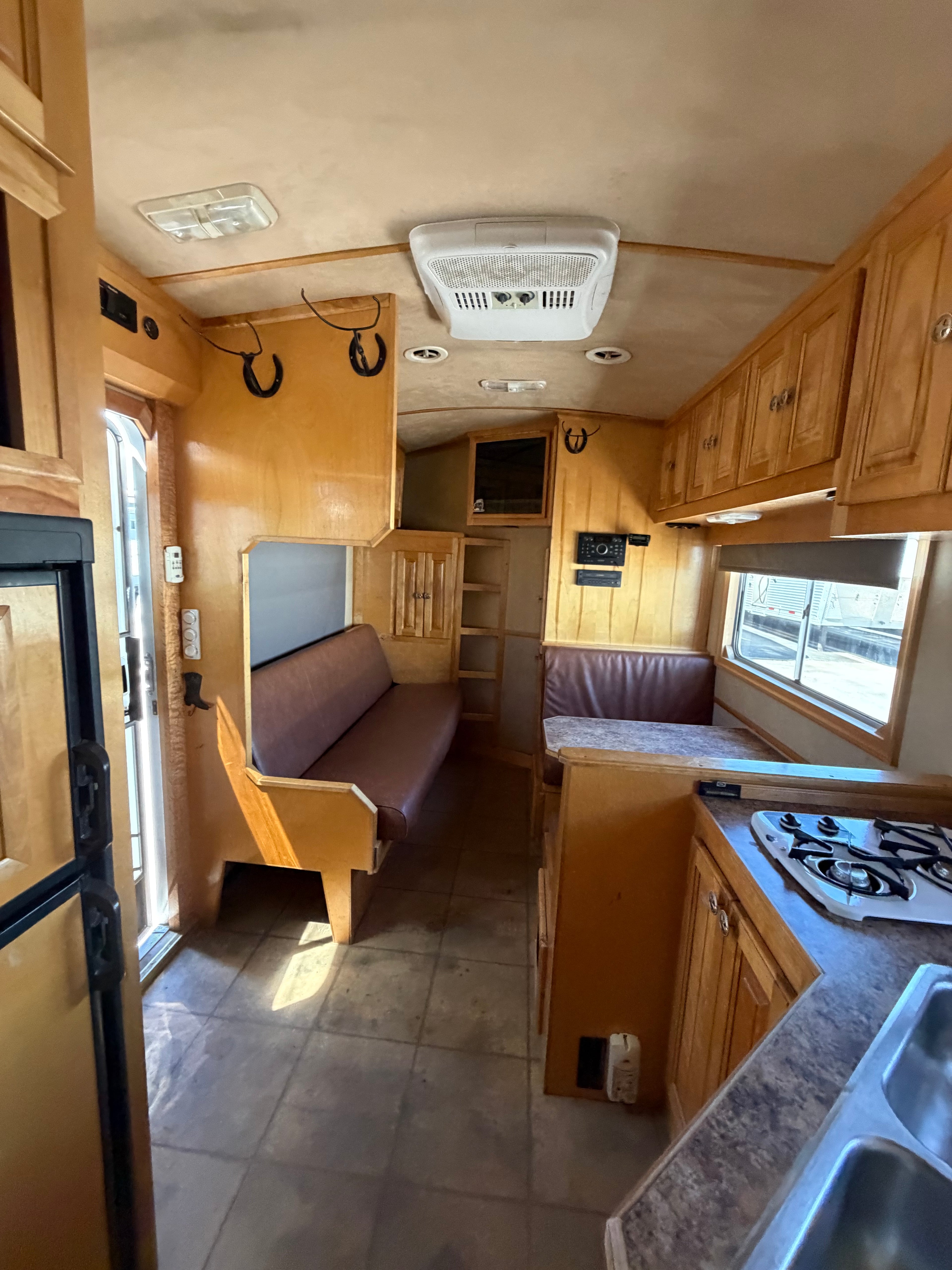 2005 Platinum 4 Horse Living Quarters