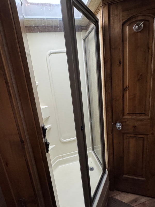 2015 Logan Coach 4 Horse LQ #72021