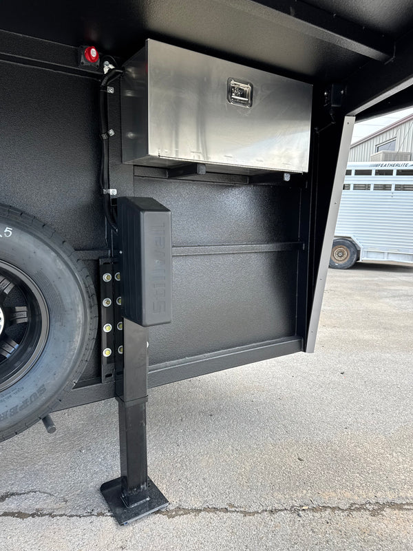 2026 Logan Coach Riot 4 Horse T/T #14157